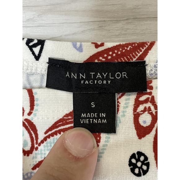 Ann Taylor Factory Shirt Womens Small White Red Paisley 3/4 Sleeve Boat Neck - Picture 6 of 9